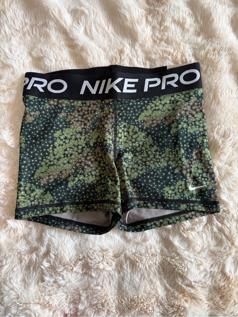 NWT M Nike PRO Green Flower Camo Compression Shorts with Black Waistband